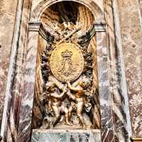 THE STUNNING PALACE  OF VERSAILLES.