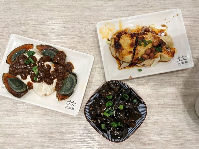 "將軍澳中心值得一試美食，黃金湯酸菜魚片晚市優惠抵食，皮蛋豆腐超好味！"