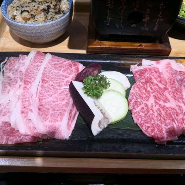 日式⽯燒和⽜專⾨店CP值極高