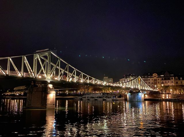 프랑크푸르트의 아름다운 마천루를 볼 수 있는 곳, 아이젤너 다리🌉