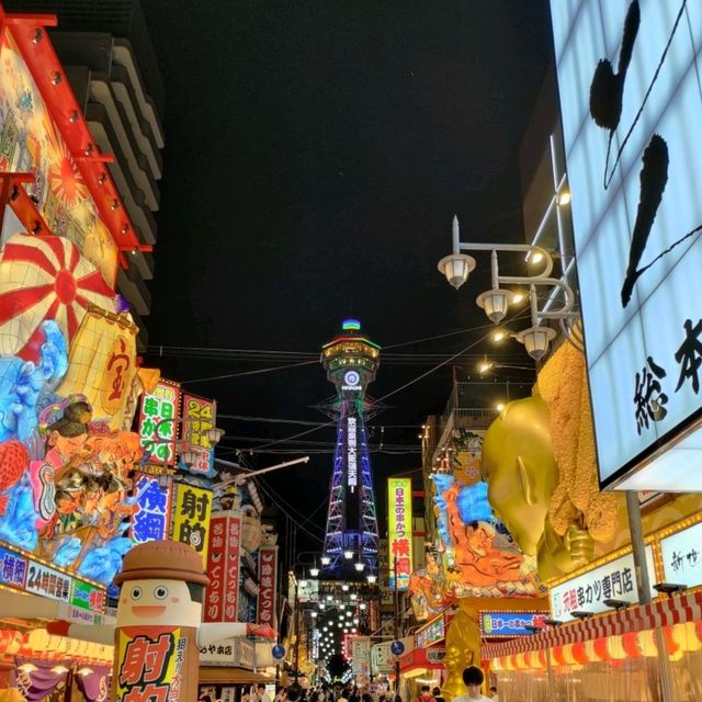 晚上燈光閃閃的大阪通天閣