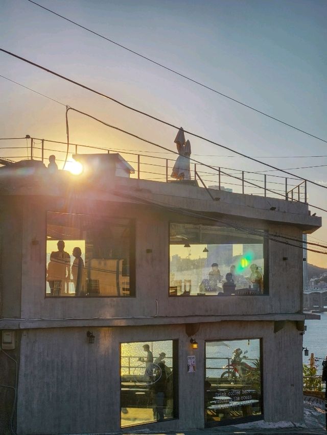 모던한 인테리어에 노을 보기 좋은 야외좌석있는 해빙모먼트