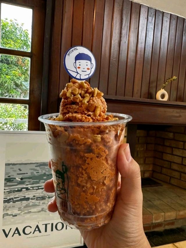 THURSDAE คาเฟ่ชาใต้ ย่านถนนสนามบิน - เชียงใหม่