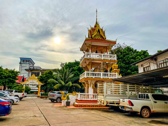 메콩강변 공원 앞 고즈넉한 사원..Wat Xieng Nyeun 