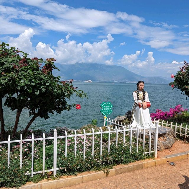 Serene Lake Views at Shuanglang Ancient Town