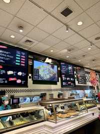 ร้านพิซซ่าใน USJ : Louie's N.Y. Pizza Parlor