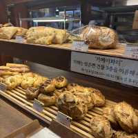 【韓国】ソンスの森のカフェ通り入り口にあるパン屋さん🥐