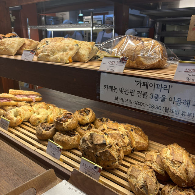 【韓国】ソンスの森のカフェ通り入り口にあるパン屋さん🥐