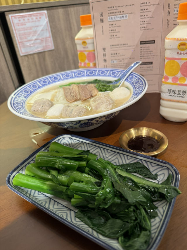 傳統粉麵配特製雞白湯可以飲哂嘅湯底，午市下午茶之選