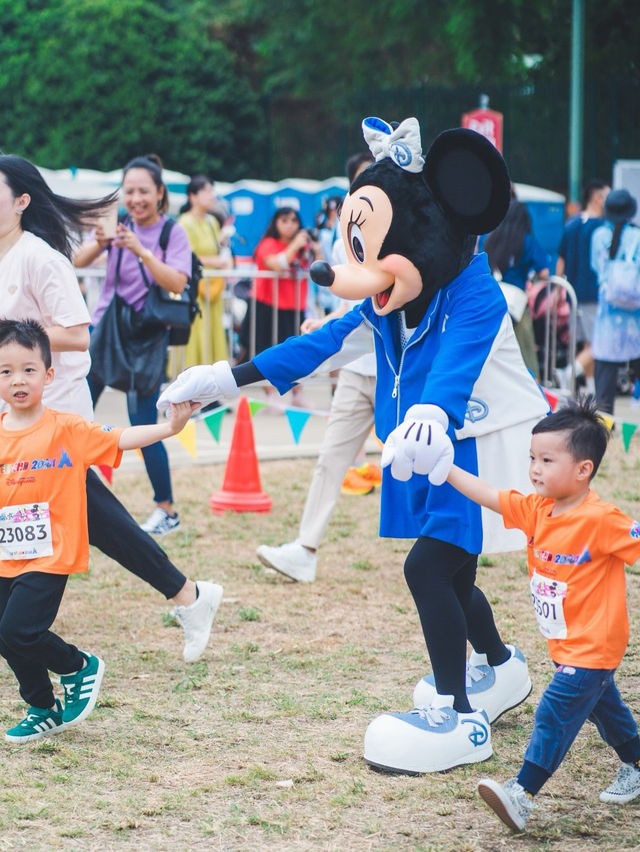 Disney Run 🥰 兩位好可愛嘅表外甥好彩得到Minnie嘅寵幸拖咗一陣 剛開始跑時被Mickey 無視咗🤣 多謝表弟一早嚟接我🥰表外甥仲幫我編定坐位🤣 我都好幸運得到表外甥嘅寵愛🥰 