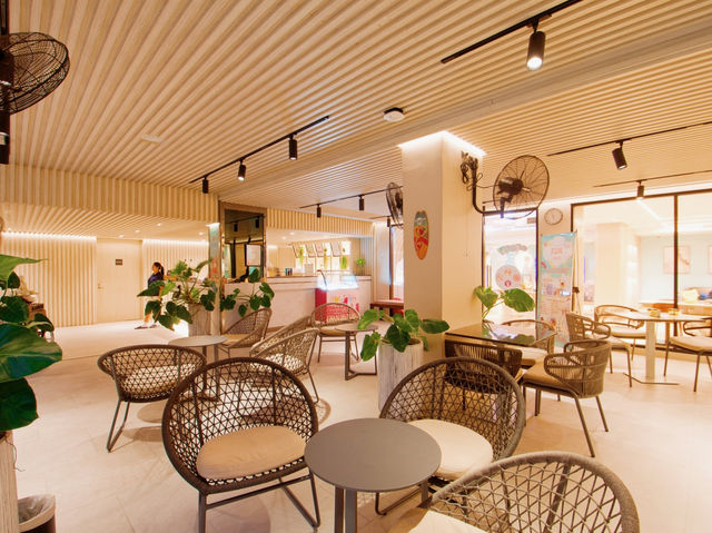 โรงแรมหรูเปิดใหม่สระว่ายน้ำสวยเอาใจสายครอบครัว
