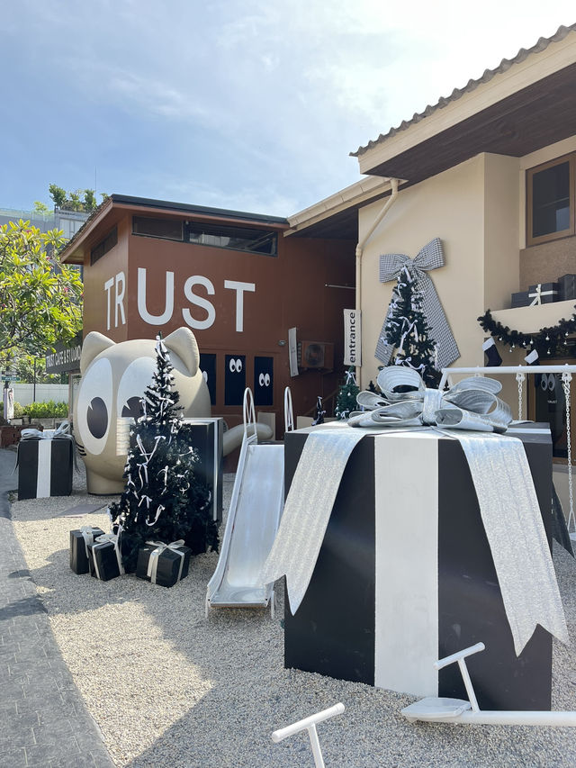 TRUST Cafe and Studio👀🎄