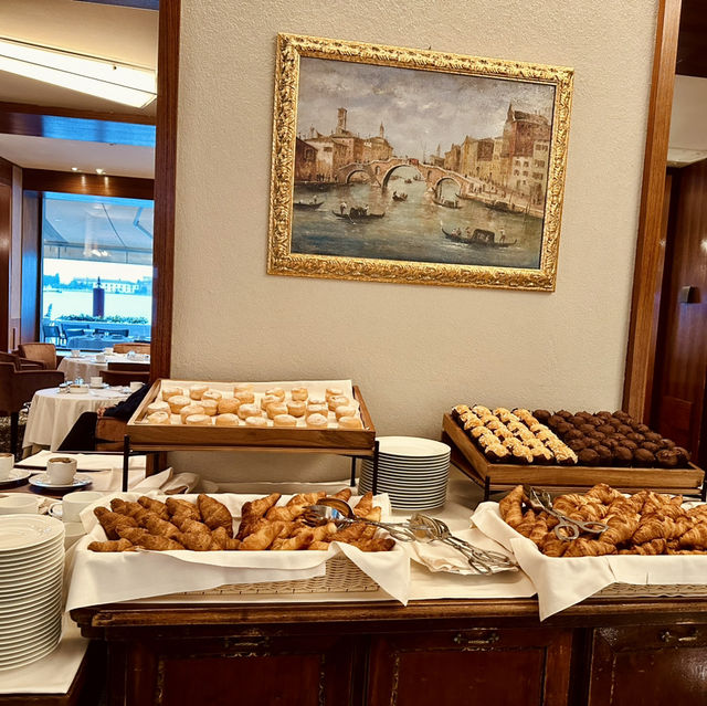 Charming Stay with a Delightful Breakfast at Monaco & Grand Canal Hotel