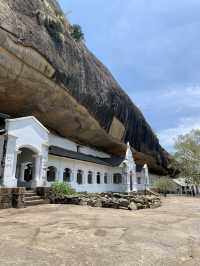 🇱🇰 Hour hike to a temple cave complex❓😍