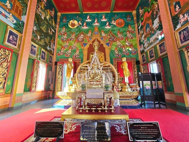 วัดจันทร์ตะวันตก วัดเก่าแก่ริมแม่น้ำ