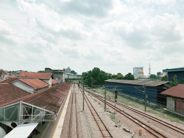 Klang KTM Station: A Cityscape Above the Tracks 🚆