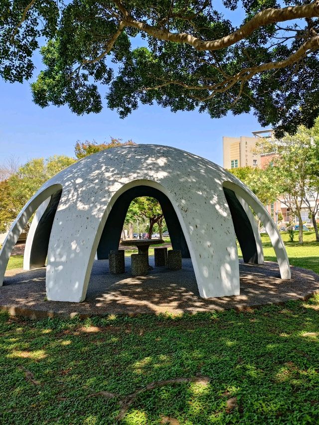 台中沙鹿鎮立公園公園旁的大型籃球場成為年輕人聚集的熱點