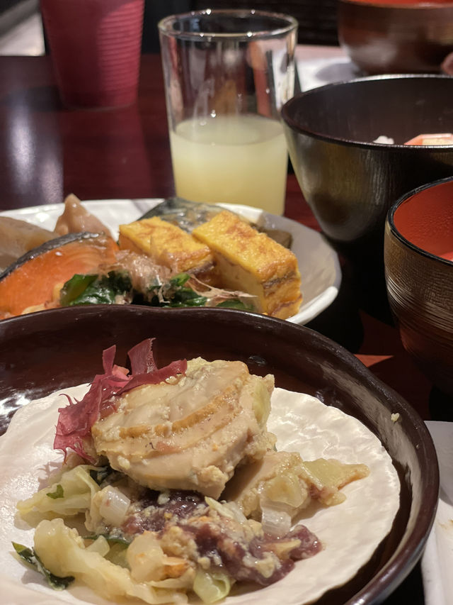 【青森×星野リゾート 青森屋】割烹着姿のお母さんが配膳してくれるビュッフェ
