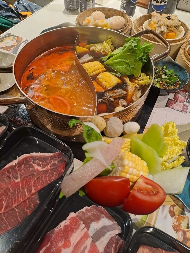 和牛火鍋加上點心美食