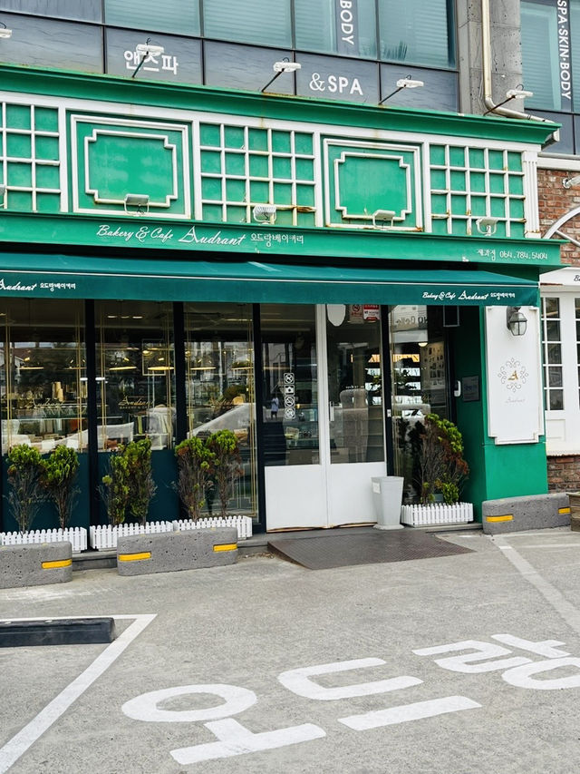  🥖濟州人都在吃的5星級麵包店！ 這間海邊的大蒜法棍一出爐就秒殺，真的香到無法低調！