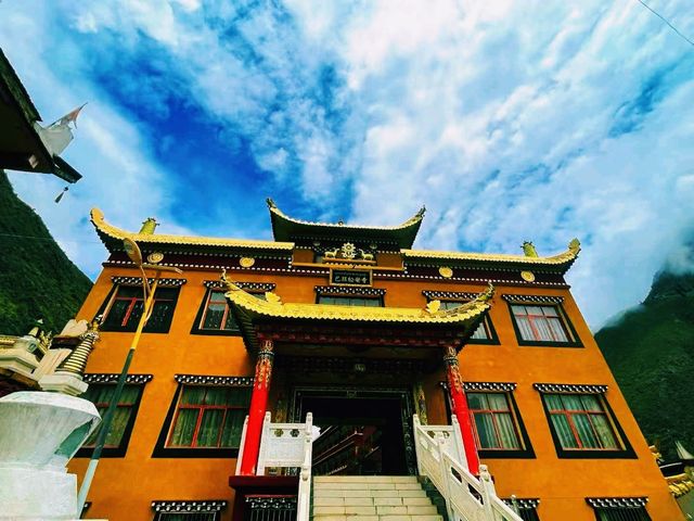 中國四川甘孜著名寺廟景點：巴旺松安寺，適合打卡拍照📸