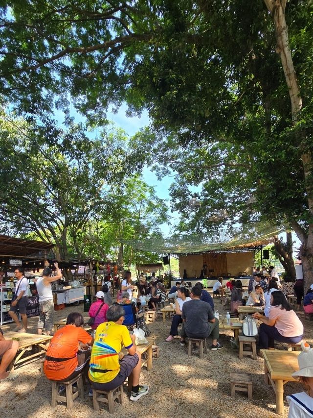 กาดนั่งก่อม@หนองกระทิง ตลาดเช้าสุดชิลล์ ในลำปาง