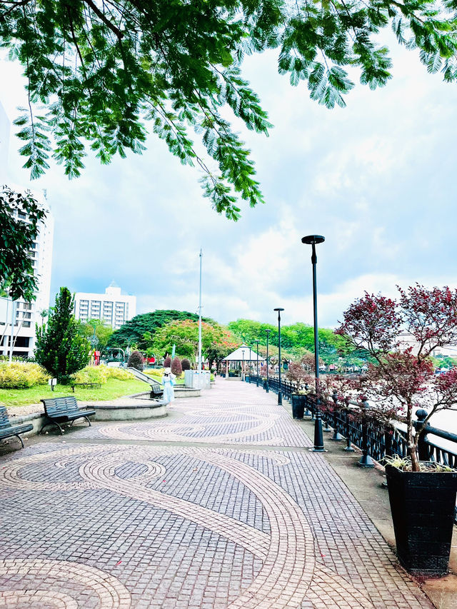 Kuching Waterfront Esplanade – A Scenic Must-Visit Along the Sarawak River