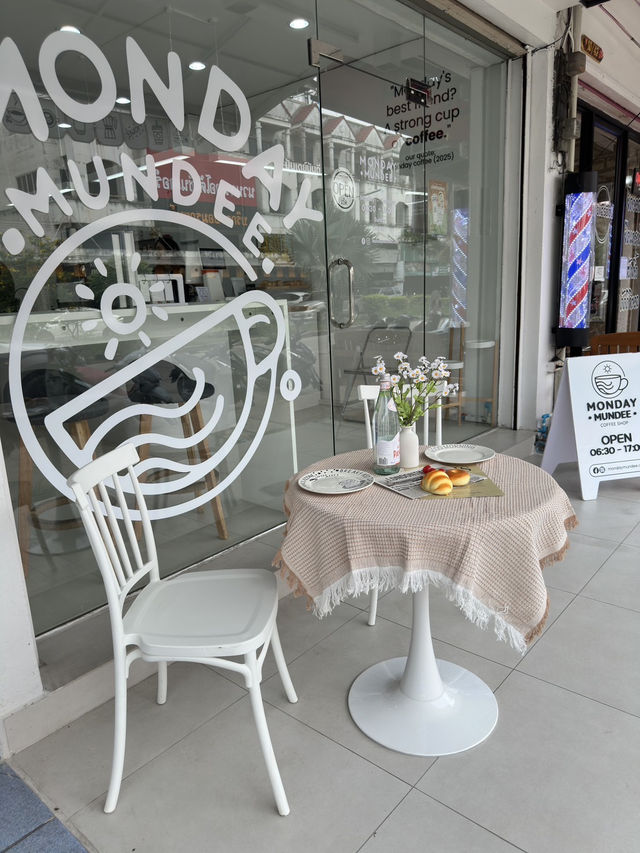 Mondaymundee cafe