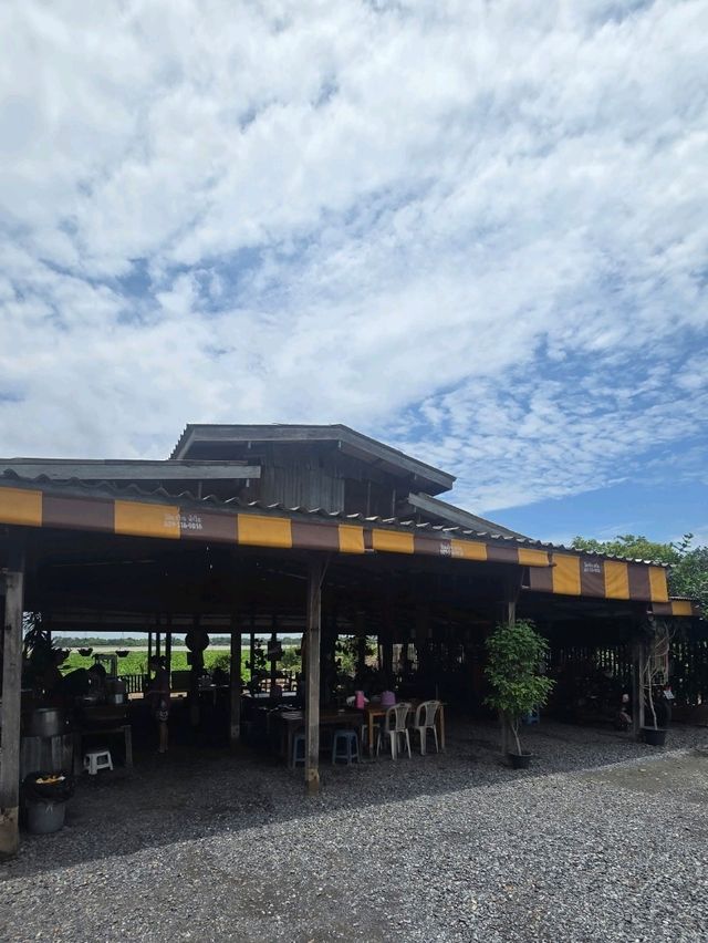 ก๋วยเตี๋ยวเรือ โรงสี ร้านเล็กๆ ริมแม่น้ำเจ้าพระยา