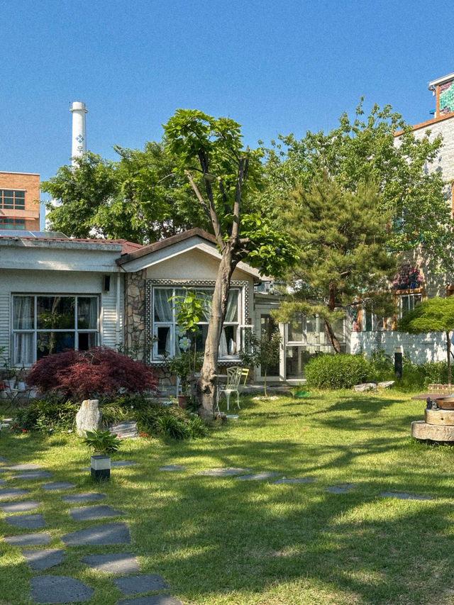 푸릇한 정원이 있는 칠곡 카페 시선