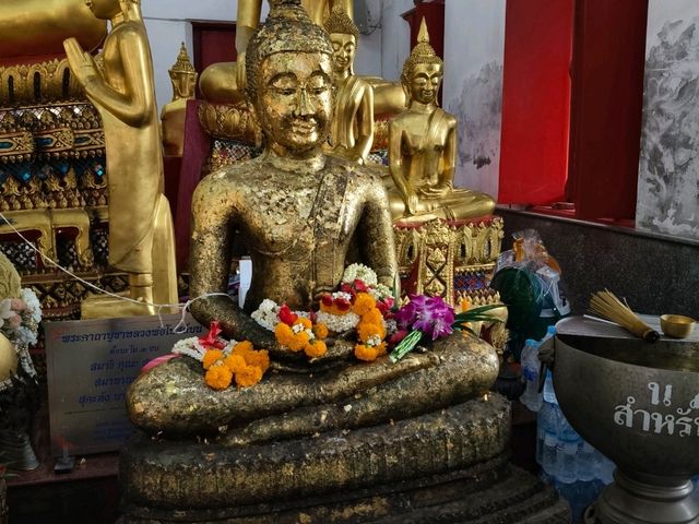 กราบขอพรหลวงพ่อโบสถ์บน  ย่านเจริญนคร  