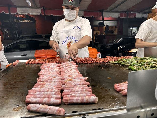 【Hot Dogs El Chino｜深夜に食べる、チーズたっぷり“全部のせ”ホットドッグ🌭】