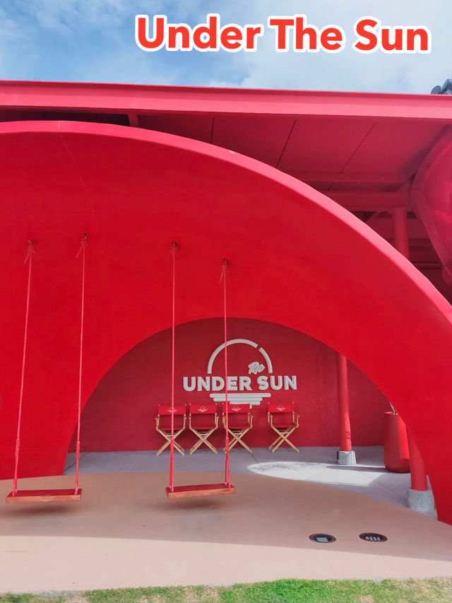Under The Sun คาเฟ่สีแดงริมทะเล