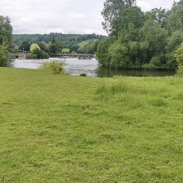 Thames Path at Mapledurham Lock
