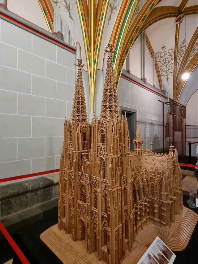 Gothic Grandeur: Cologne Cathedral’s Towering Wow Factor!