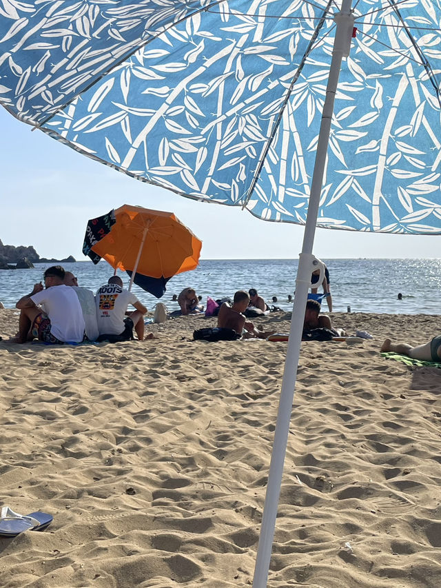 ☀️ 넓고 여유로운 몰타의 대표 해변, 골든베이 🏖️