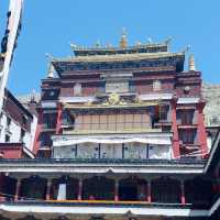 🌄 「扎什倫布寺短評：後藏聖地的信仰與藝術瑰寶」