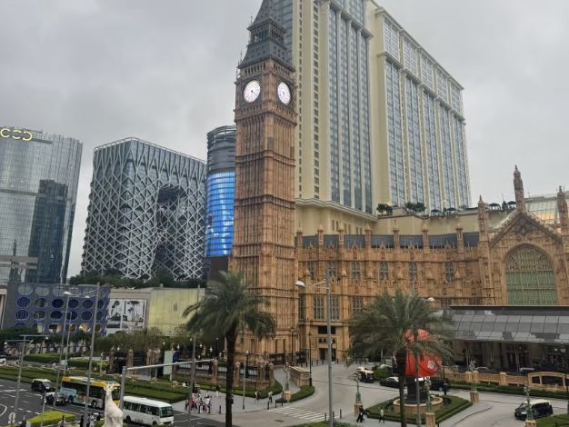 Macau: A Day of Grandeur, Freebies, and Epic City Walks! 🇲🇴✨