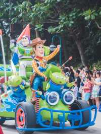 迪士尼樂園20週年，奇妙派對正式開始！ ‌ 換上最搶眼的派對造型，加入最喜愛的迪士尼朋友 參加最奇妙的派對！ 由樂園到酒店，由日到夜玩不停！  派對焦點 1 迪士尼好友Live：城堡派對 ‌ 米奇與好