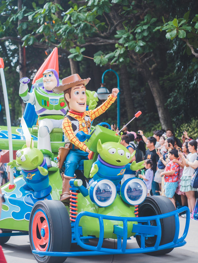 迪士尼樂園20週年，奇妙派對正式開始！ ‌ 換上最搶眼的派對造型，加入最喜愛的迪士尼朋友 參加最奇妙的派對！ 由樂園到酒店，由日到夜玩不停！  派對焦點 1 迪士尼好友Live：城堡派對 ‌ 米奇與好
