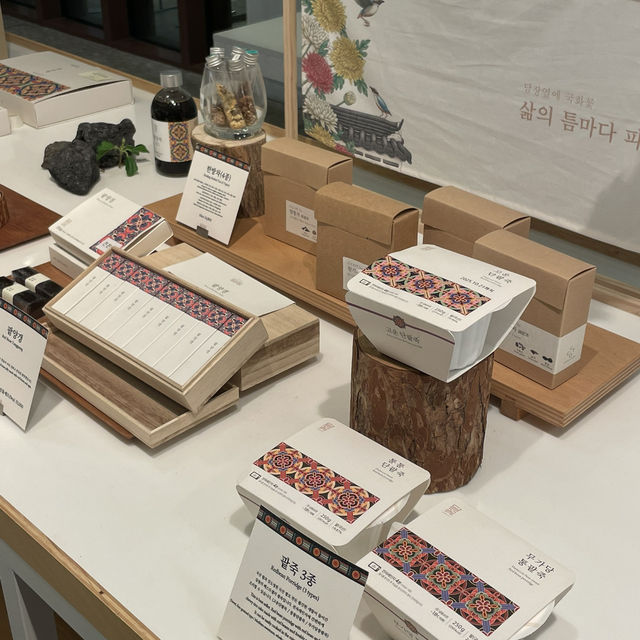 서울 안국역 / 안국역 근처에서 맛난 빙수와 음료를 찾는다면 카페 담장옆에 국화꽃