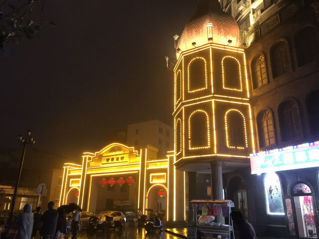 202507丹東： 安東老街夜散步：在歷史與燈火之間，尋一碗牛肉湯飯的安慰