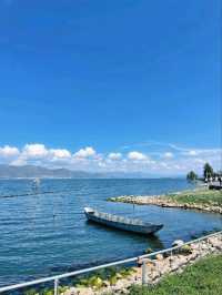 “Mirror of Clouds: The Timeless Beauty of Erhai Lake”