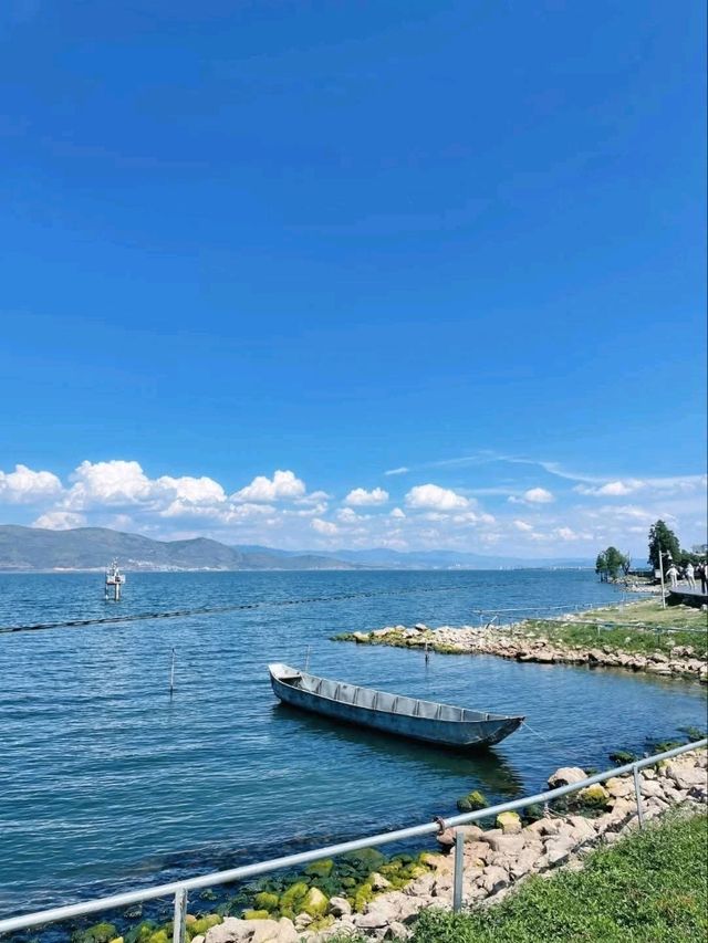 “Mirror of Clouds: The Timeless Beauty of Erhai Lake”