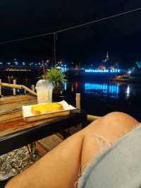 กินนม ขนมปัง ชมบรรยากาศแม่น้ำน่านยามค่ำคืน