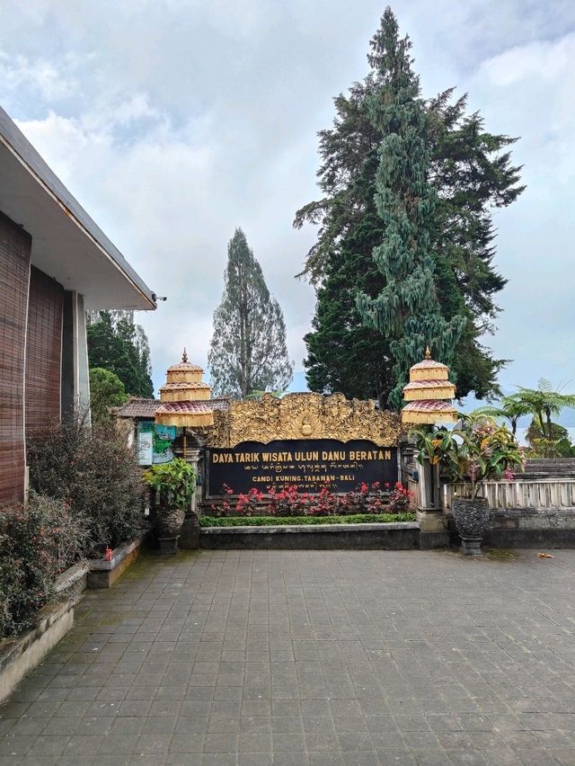 🌺 Ceremonial Reflections: A Walk Through Ulun Danu Beratan Park