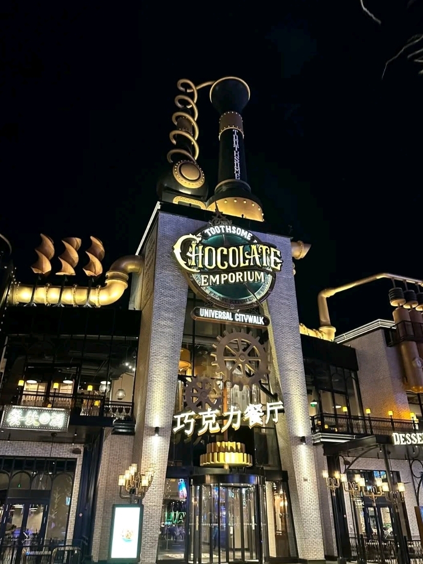 #chinatravel
🎢 Universal Studios Beijing — Sekilas
• Terletak di Distrik Tongzhou, Beijing, taman ini merupakan bagian dari Universal Beijing Resort, yang dibuka pada 20 September 2021.
• Ini adalah taman Universal ketujuh di dunia dan ketiga di Asia, mencakup luas sekitar 300+ hektar dengan tujuh area bertema.
• Zona populer termasuk Wizarding World of Harry Potter, Jurassic World Isla Nublar, Transformers: Metrobase, Kung Fu Panda Land of Awesomeness, Minion Land, Hollywood, dan WaterWorld.
• Taman ini memiliki 21 atraksi, termasuk 4 roller coaster dan satu wahana air, dan menarik sekitar 9 juta pengunjung pada tahun 2023 (peringkat ke-15 secara global).

🌟 Sorotan Wajib Dilihat: Decepticoaster
Terletak di zona Transformers: Metrobase, Decepticoaster adalah wahana luncur baja yang membawa penumpang ke pertempuran melawan Decepticon Driller raksasa. Wahana ini mencapai kecepatan 67 mph, mencakup tujuh inversi, dan berlangsung sekitar 2 menit 15 detik. Dibuka bersamaan dengan peluncuran taman hiburan pada September 2021, wahana ini eksklusif untuk Universal Studios Beijing.

🧭 Atraksi Seru Lainnya
Harry Potter and the Forbidden Journey™ di Hogsmeade — penerbangan ajaib melintasi Kastil Hogwarts.

Jurassic World Adventure — perjalanan perahu mendebarkan melewati dinosaurus seperti T-Rex dan Velociraptor di Isla Nublar.

Despicable Me Minion Mayhem — wahana simulasi gerak yang seru di Minion Land, cocok untuk segala usia.

Kamp Pelatihan Kung Fu Po dan Carousel of Kung Fu Heroes — interaktif dan bertema untuk penggemar Kung Fu Panda.

Pertunjukan akrobat WaterWorld, Keajaiban Malam di Kastil Hogwarts, Lampu! Kamera! Aksi! bersama Spielberg & Zhang Yimou — pertunjukan langsung yang imersif di Hollywood dan zona WaterWorld.
