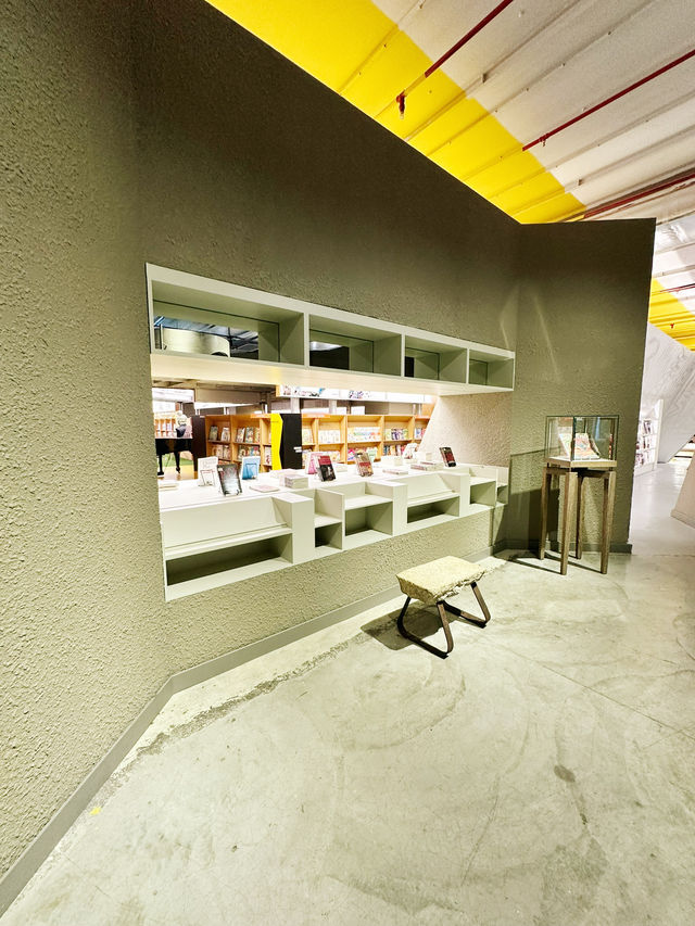 本の海に浸る午後──Austin Chase Coffee × BookXcessで見つけた秘密の読書カフェ