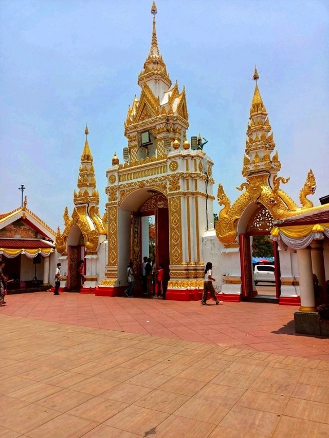 พระธาตุพนมบรมเจดีย์โดดเด่น
