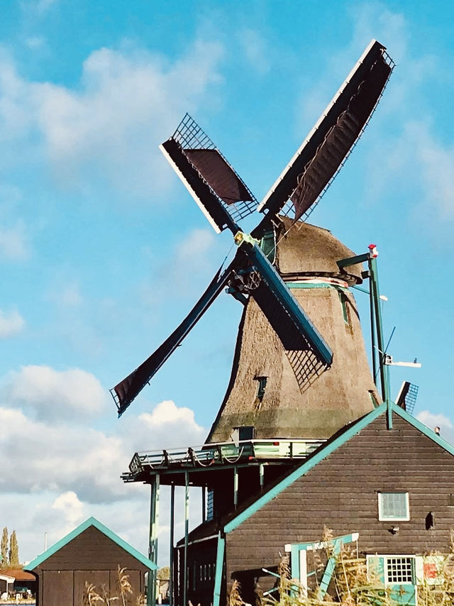 A Windmill Wonderland: My Solo Day Trip to Zaanse Schans 